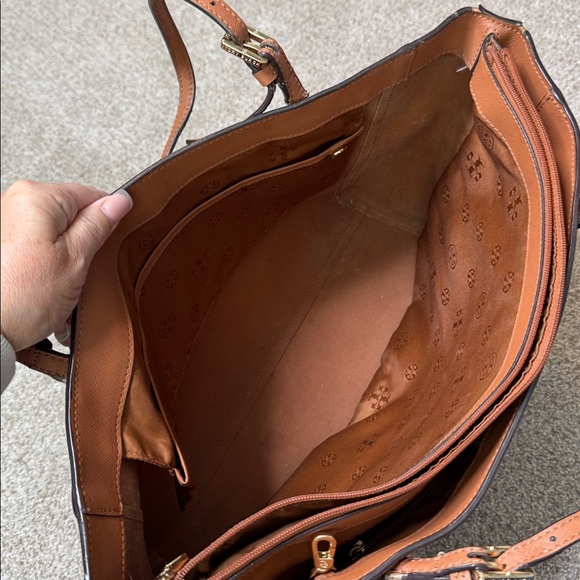 Tory Burch | York Buckle Tote in Tan Brown Leather - Picture 10 of 14